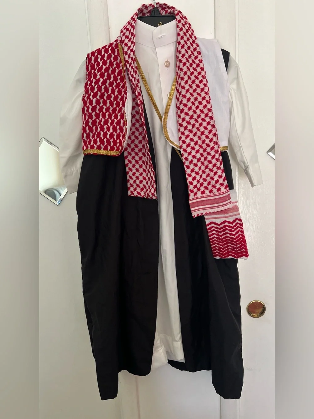 Traditional Red and White Keffiyeh shmagh,Thob&boys Bisht 30 طقم طفل خليجي